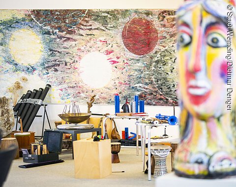 KunstMuseum Donau-Ries Musikalischer Raum mit künstlerischen Werken im Hintergrund im KunstMuseum Donau-Ries.