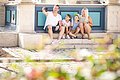 Familie macht ein Selfie am historischen Marktplatz. Im Hintergrund ist der Marienbrunnen zu sehen.