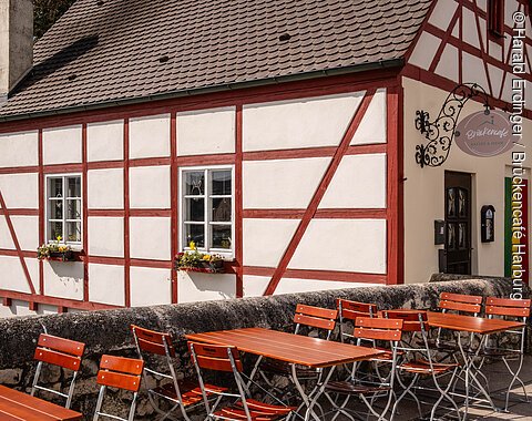 Blick auf das Fachwerkhaus in dem das Brückencafé in Harburg untergebracht ist.