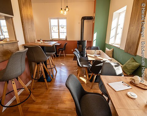 Blick in den gemütlichen und modern eingerichteten Innenraum des Brückencafés in Harburg.