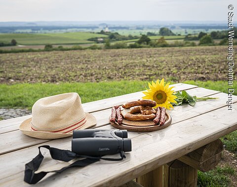 Aussicht an der Zeitpyramide Ein Tisch an der Zeitpyramide mit Brezeln und Amerbacher Kracher.