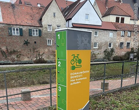 Nahaufnahme der E-Bike-Ladestation auf dem Museumsplatz in Donauwörth