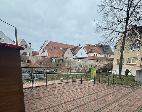 Überblick über die den Museumsplatz in Donauwörth mit Fahrradständern und E-Bike-Ladestation