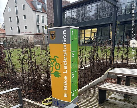 Eine Nahaufnahme der E-Bike-Ladestation vor der Volkshochschule in der Donauwörther Promenade