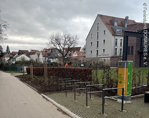Die E-Bike-Ladestation vor dem Volkshochschul-Gebäude in der Promenade in Donauwörth