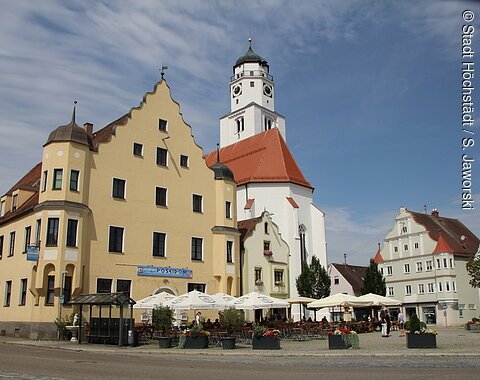 Blick auf den Marktplatz in Höchstädt. In der Mitte sieht man die Kirche.