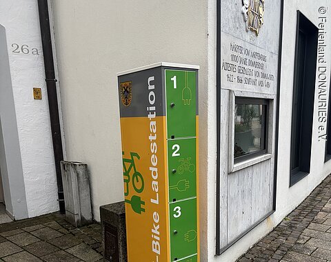 Nahaufnahme der Ladestation im Donauwörther Ried