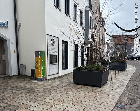 Die E-Bike-Ladestation im Donauwörther Ried aus der Entfernung