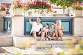 Familie macht ein Selfie am historischen Marktplatz. Im Hintergrund ist der Marienbrunnen zu sehen.