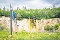 Infotafeln und Memory im Erlebnis-Geotop Lindle. Im Hintergrund ist eine Felswand zu erkennen.