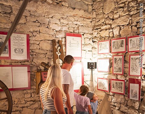 Eine Familie besucht den Folterturm in Wemding.