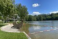 Kinderspielplatz mit Boot am Wasser