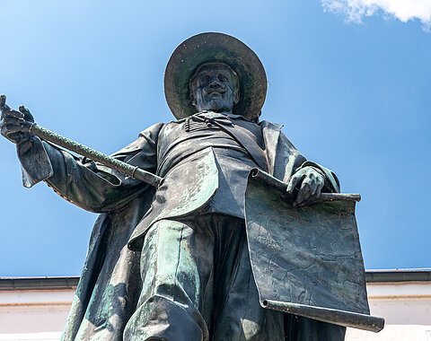 Tillydenkmal Gegossene Statue zum Andenken an den General Tilly