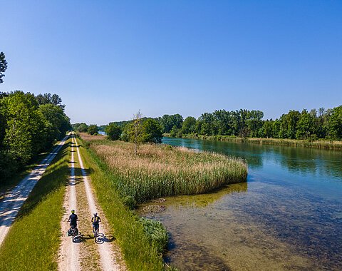 Radler am Lech Zwei Radfahrer fahren den Tillyweg am Lech entlang