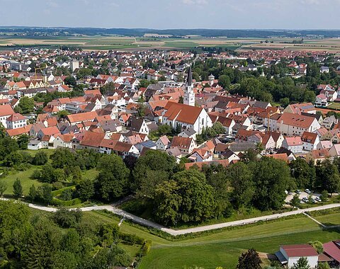 Luftansicht der Rainer Innenstadt und deren Grüngürtel
