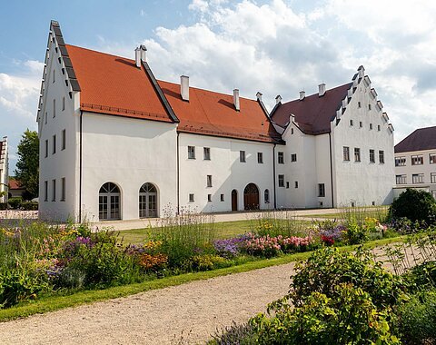 Das kurfürstliche Schloss Rain umgeben vom Schlosspark