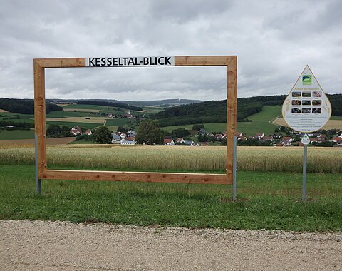Ein überlebensgroßer Rahmen der den Kesseltalblick einrahmt