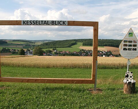 Überlebensgroßer Rahmen der den Kesseltalblick freigibt im Sommer