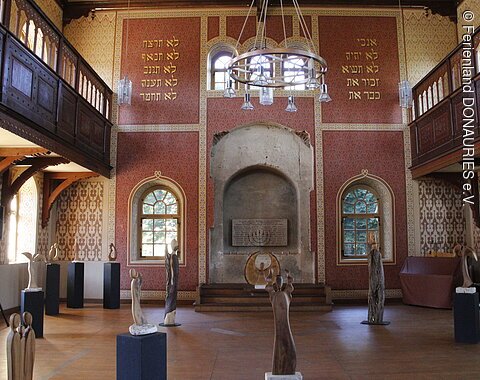 Blick in den Innenraum der Synagoge, in dem Skulpturen ausgestellt sind