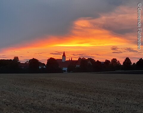 Ortsteil Nussbühl der Gemeinde Fünfstetten bei Sonnenuntergang