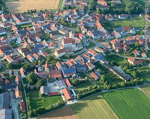 Luftaufnahme der Gemeinde Fünfstetten