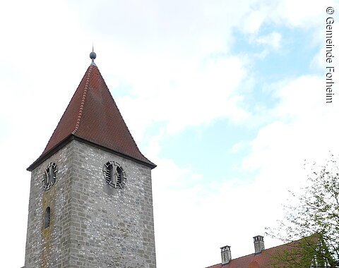 Kirchturm und Pfarrhaus Forheim Ein massiver aus Steinquadern gemauerter romanischer Kirchturm mit einem kleinem Fachwerhkaus daneben