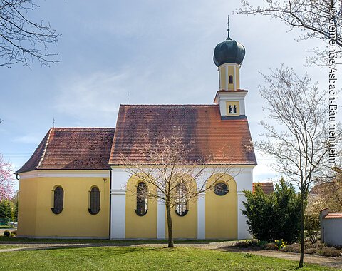 kleine gelbe Kapelle umgeben von einem kleinem Park