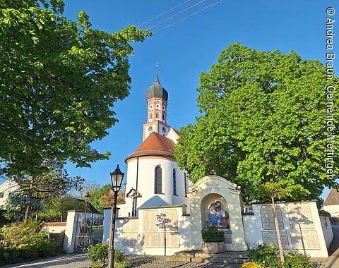 Pfarrkirche Mertingen Kirche und Kriegerdenkmal