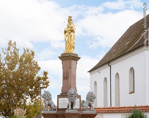 Säule mit goldener Marienfigurine