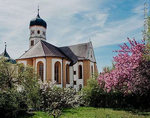 Kirche umgeben von einem Garten