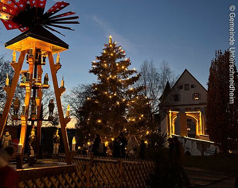 Ein überlebensgroßes Weihnachtspyramide