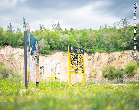 Geopark Ries Mai 2023 Infotafeln und Memory im Erlebnis-Geotop Lindle. Im Hintergrund ist eine Felswand zu erkennen.