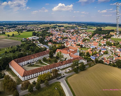 Luftaufnahme der imposanten Vierflügelanlage des Klosters Thierhaupten