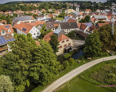 Tierhauptener Klostermühlmuseum am Rande eines Flusses