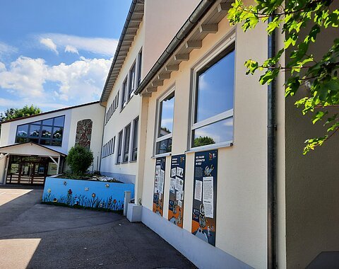 Grundschule Reimlingen Seitliche Ansicht der Grundschule Reimlingen mit Geopark Ries Kinder-Infostelle