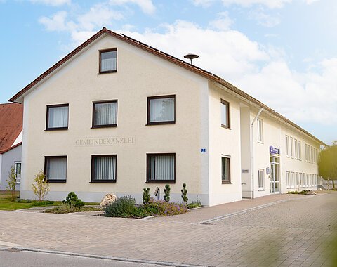 Einfirsthaus in gelber Farbe mit vielen Fenstern