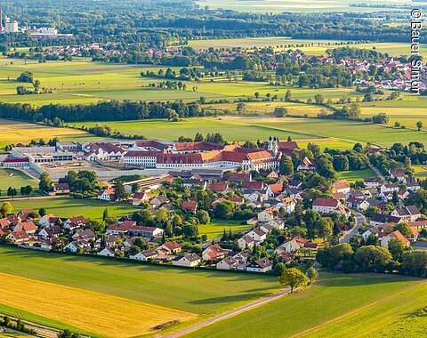 Die Häuser Niederschönenfelds von Oben umgeben von Feldern