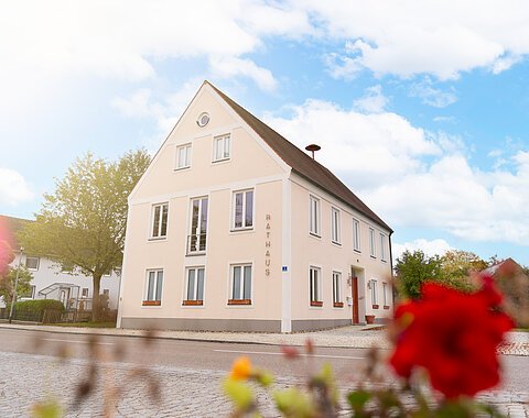 Ein kleines freistehendes Gebäude in orangener Farbe