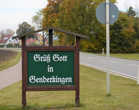 Tafel mit der Aufschrift "Grüß Gott in Genderkingen"