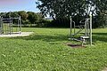 Der Spielplatz hat Spiel und Sportgeräte für Kinder Erwachsene und Senioren.