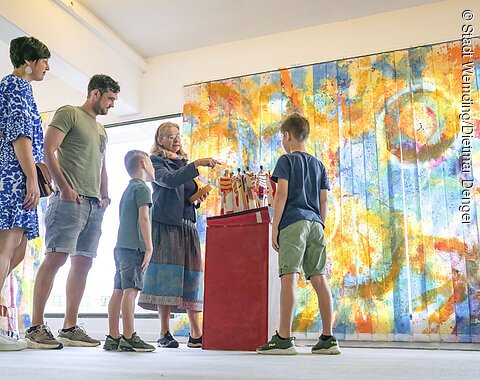 KunstMuseum Donau-Ries Eine Familie sieht sich im KunstMuseum ein Kunstwerk an.