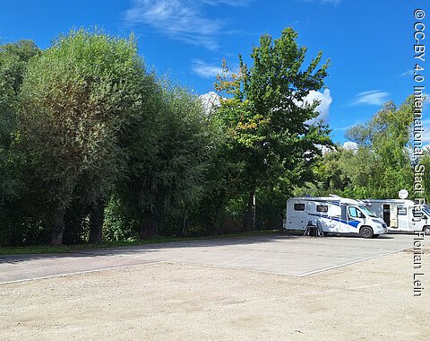 Der Wohnmobilstellplatz bietet Platz für 8 Wohnmobile und liegt am westlichen Stadtrand nahe des Lechs.