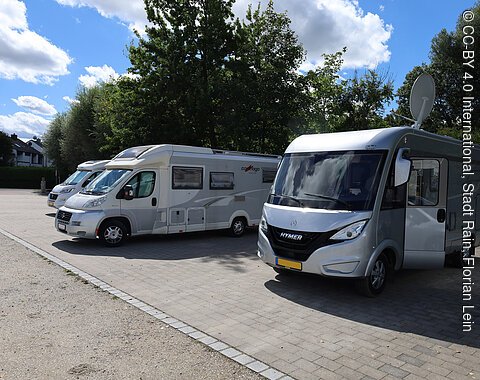 Wohnmobile am Wohnmobilstellplatz in Rain am Lech.