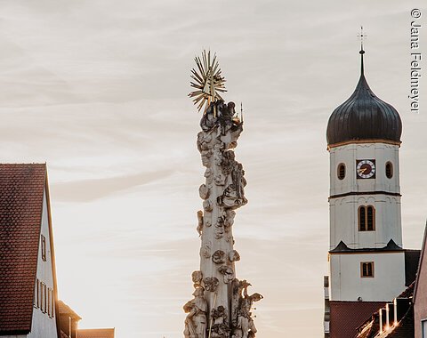 Barocke Stele gerahmt von Wohnhäusern