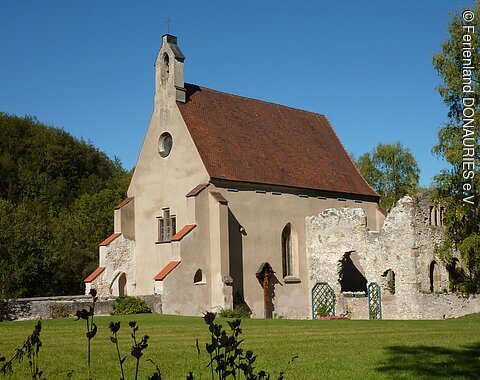Blick auf die verwunschene Ruine des ehem. Kartäuserklosters mit der Kirche St. Peter in Christgarten.