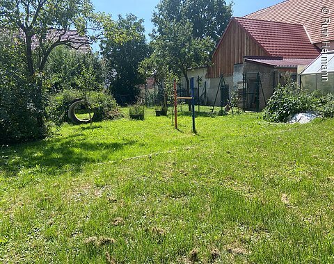 Vom Zeltplatz haben sieh eien Ausblick in den Gaten und in das Hühnergehege
