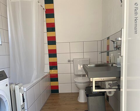 Toilette und Abspülen von Geschirr ist im Preis inbegriffen.
Gegen eine Geühr von 3 € pro Person können Sie zusätlich die Dusche benutzen.