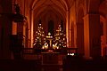 Ehemalige Klosterkirche Auhausen: Blick auf Altar und Hochchor in weihnachtlicher Stimmung