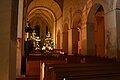 Ehemalige Klosterkirche Auhausen: Blick auf Altar und Hochchor in weihnachtlicher Stimmung