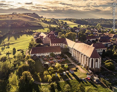 Blick auf das Kloster samt Klostergarten Kirchheim am Ries während der Kultur-Tour 2023